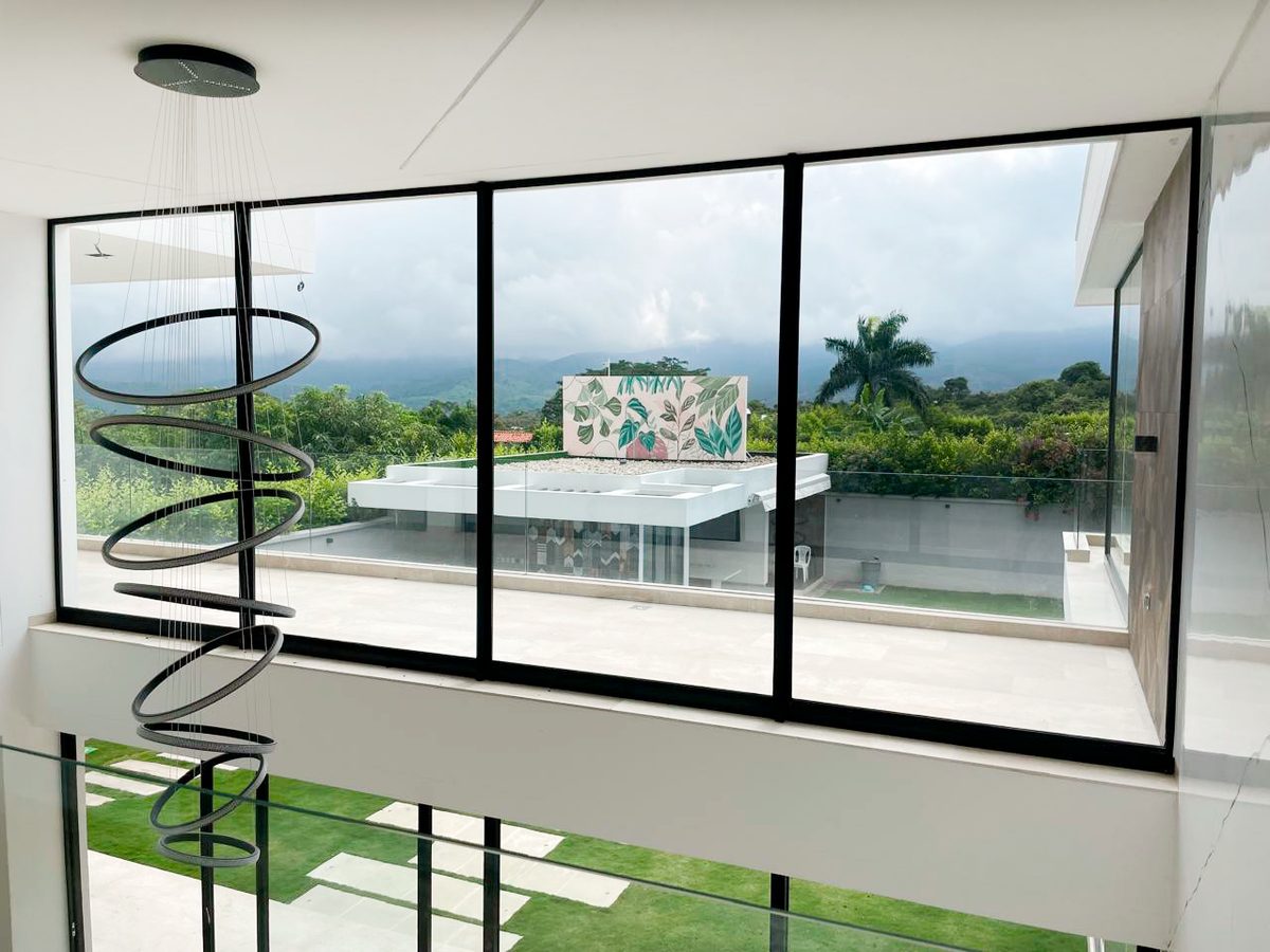 Ventanal panorámico con vista al paisaje instalado por Construvidrios