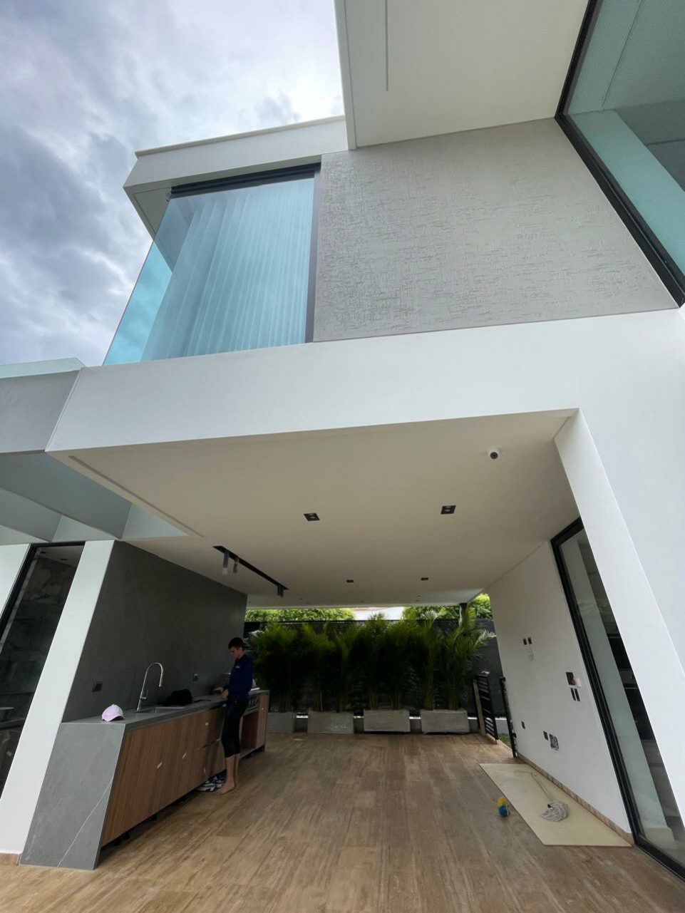 Casa moderna con cocina exterior y grandes ventanales