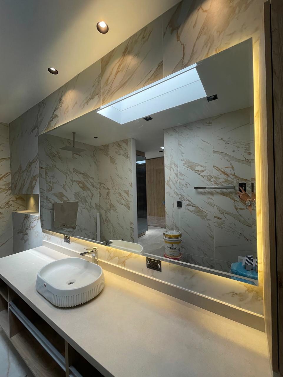Espejo de baño a la medida con iluminación LED perimetral